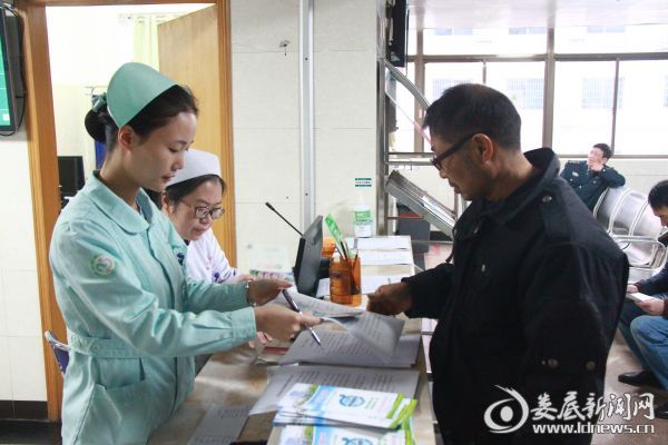（医务人员为病友发放男性健康教育资料）