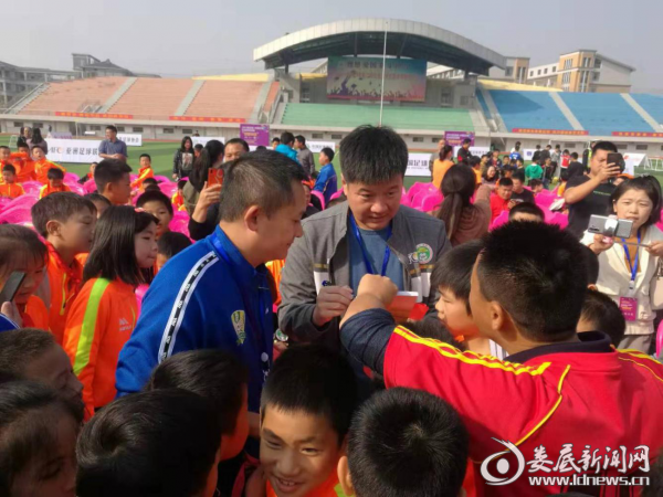 （李金羽为小球员签名）