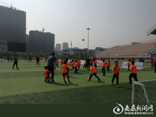 （李金羽和孩子们一起进行了趣味足球游戏）