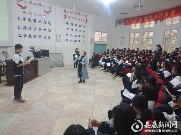 老师正在为学生们教学
