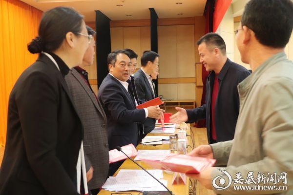 王雄为全市统一战线聚力脱贫攻坚“115”行动先进集体和先进个人颁发奖状