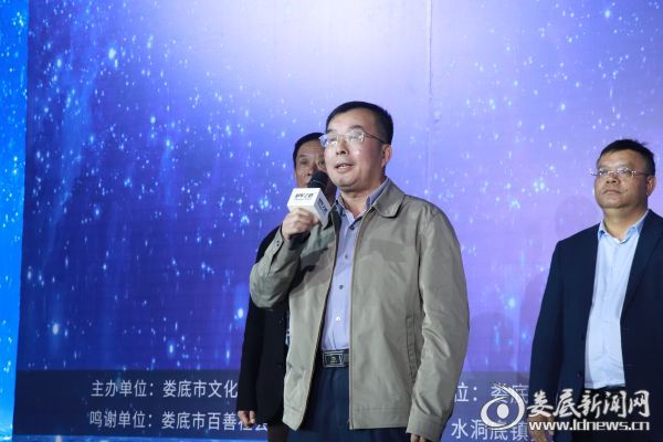 （宣布比赛开幕）