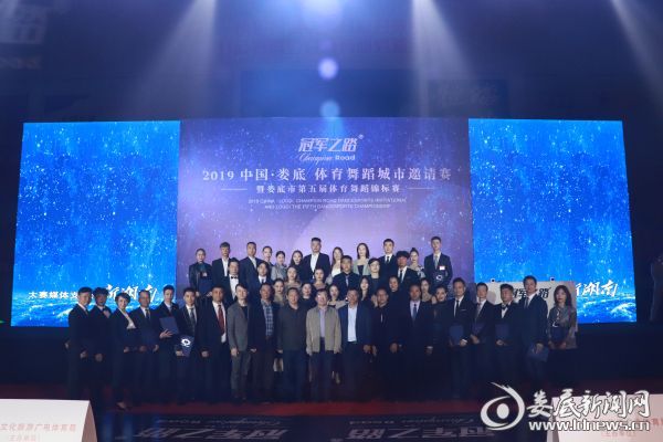 （全体评审老师和领导合影留念）