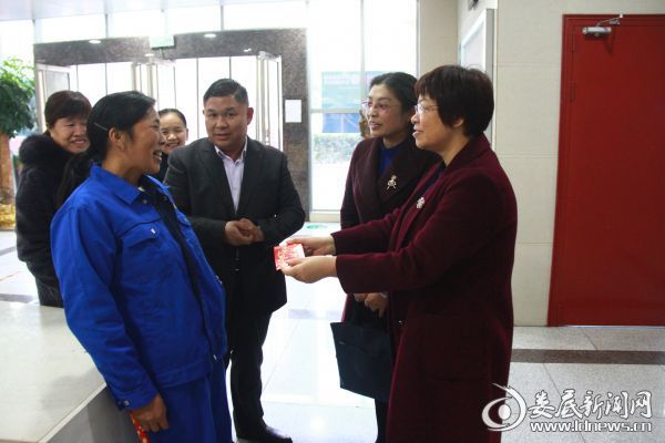 （市中心医院工会主席戴芳英（右一）到健康管理中心当面表扬谭志香，并给予奖金奖励）