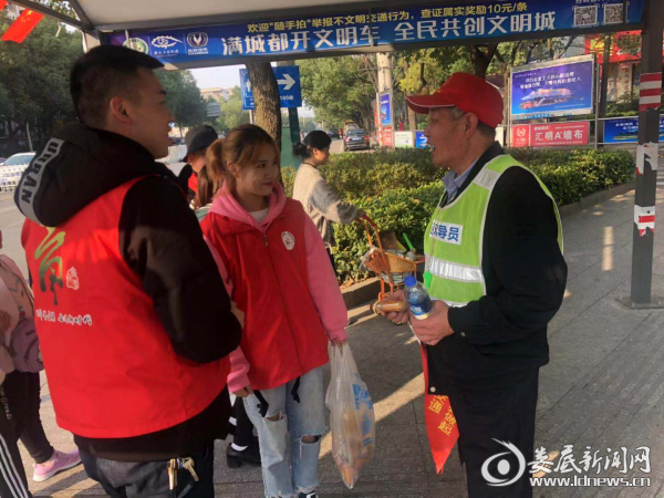 （志愿者慰问文明劝导员）