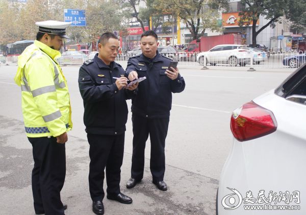 （市交警支队与城管部门执法人员正在对非法占道、乱停乱放车辆违进行查处）