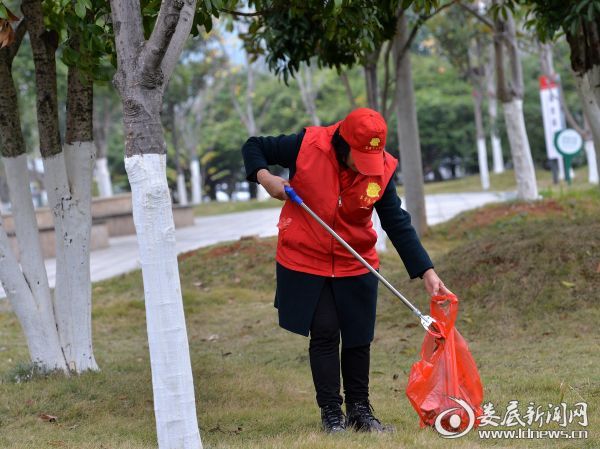 体育公园清理垃圾