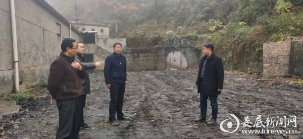 (康永军在涟溪二工区督查闭矿工作)