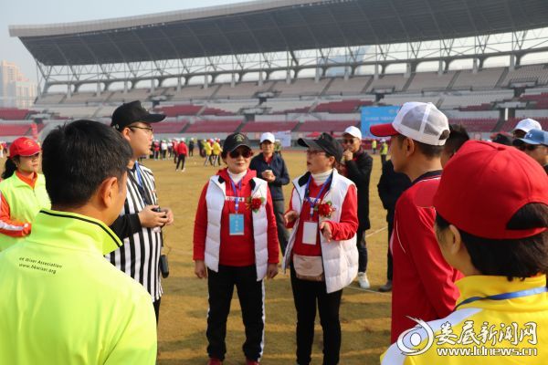 （总裁判认真判罚）