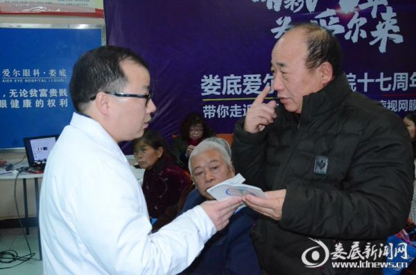 （贺富新主任耐心解答患者疑问）