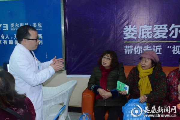 （贺富新主任与老年朋友交流眼健康保健知识）