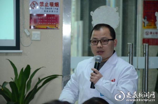 （娄底爱尔眼科医院住院部主任贺富新介绍白内障治疗方式）