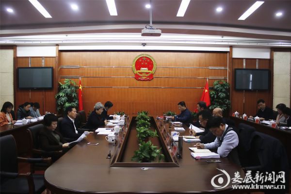 （市人大常委会副主任肖有胜、陈明华、杨金含、钟楠修、彭增光及秘书长邓光吕出席，市人大常委会党组书记、副主任候选人（主持日常工作）、市人大常委会一级巡视员石艳萍，市委常委、常务副市长张希慧列席会议）