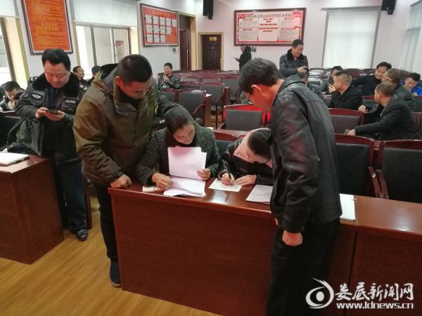 (监票人、计票人统计选票情况)