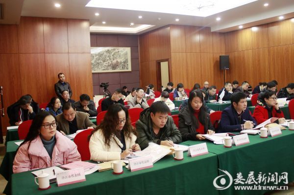 （大会秘书处秘书组、会务组、组织组、宣传组、后勤组、议案组、计划财政预算审查组、安全保卫（信访维稳）组、大会联络组、会风督查组相关人员参加会议）