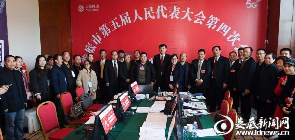 (刘非一行与新闻中心全体工作人员合影)