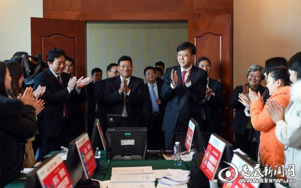 (刘非一行走进大会新闻中心,与新闻工作者一一握手,详细了解媒体驻会情况)