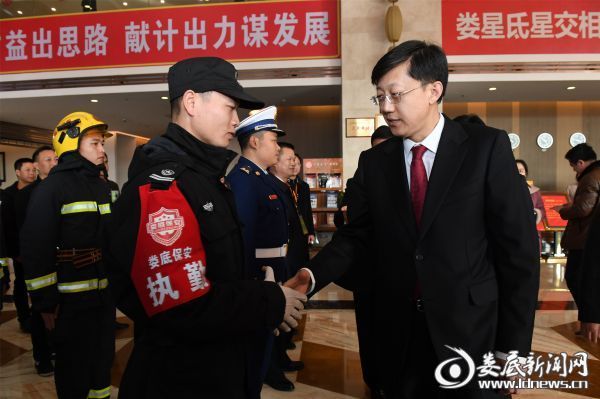 (1月7日,市委书记、市人大常委会主任刘非专程看望慰问“两会”安保人员和新闻工作者,勉励大家站好最后一班岗,确保大会圆满成功)