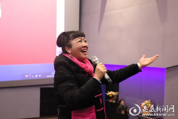 （新化山歌皇后陈福云即兴演唱山歌）