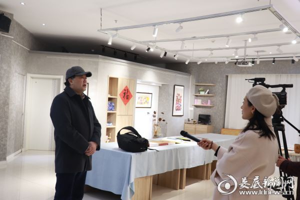 （左汉中老师接受海文非遗馆馆长黄海文采访）