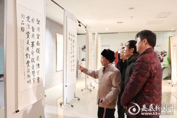 （聂能卿先生向参展人员介绍作品）