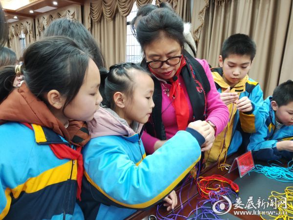 （李立芳老师正在教孩子们）