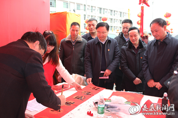 （书法名家挥毫泼墨 送万福活动现场）
