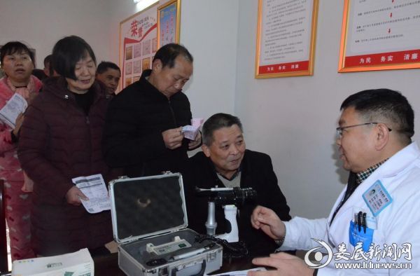 廖冠雄主任认真检查、耐心回答居民们所提的各种眼病问题