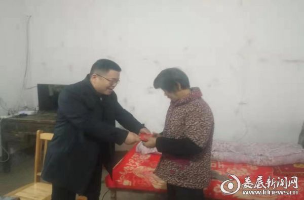 （局长曾东升慰问贫困户付运秀）