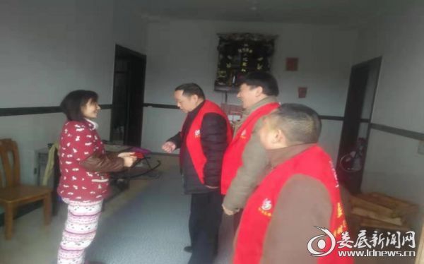 （副局长喻洪波慰问贫困户李定坪）