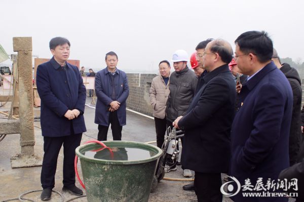 （在新化县城西防洪堤堤基防渗加固工程施工现场，梁立坚强调，一定请专家精准把脉，科学决策，确保施工安全和施工质量，按时间节点如期保质完成主体工程和扫尾工作）