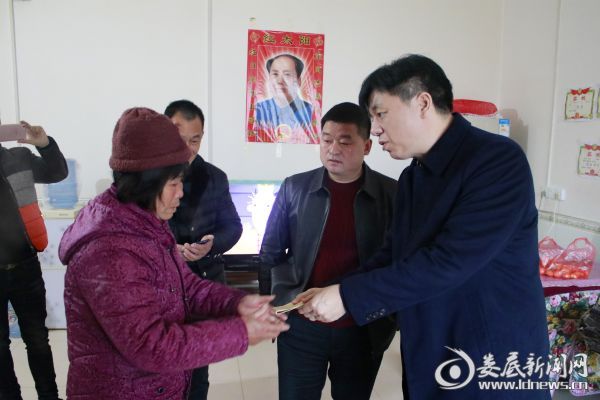 在贫困群众谢发生家，梁立坚鼓励他们坚强起来，战胜病魔和困难，有什么困难及时向村镇两级组织反映，