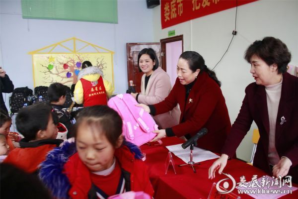 （市人民政府副市长、妇儿工委主任李有才代表政府为37名留守儿童、困境儿童家庭送去了爱心书包、家教读物和慰问金）