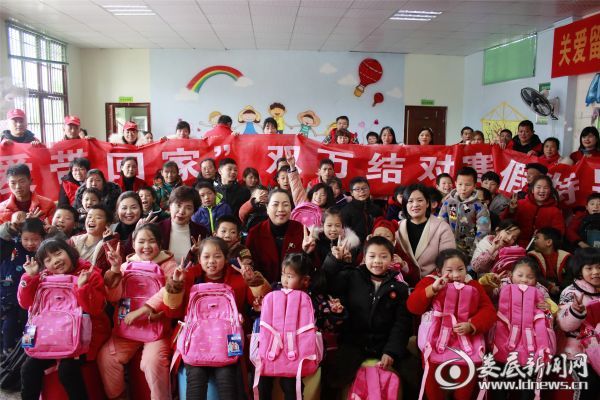 （1月17日，娄星区杉山镇镇南村留守儿童活动中心热闹非凡，由市、区妇联联合开展的&ldquo;把爱带回家&rdquo;双万结对寒假特别行动启动仪式在此举行）