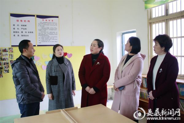 （李有才一行还深入镇南小学，现场办公，解决实际存在问题）