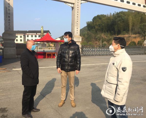 （图为检查组一行在娄底金宝灵塔园检查）