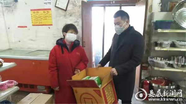 （1月28日，万宝新合作超市老板捐赠1000个一次性口罩给万宝镇人民政府）