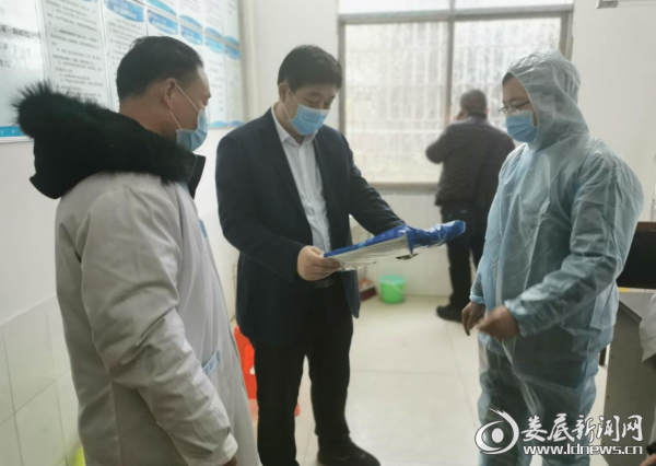（1月23日上午，万宝镇党委书记颜志辉带队到镇卫生院查看新型冠状病毒防控工作情况）