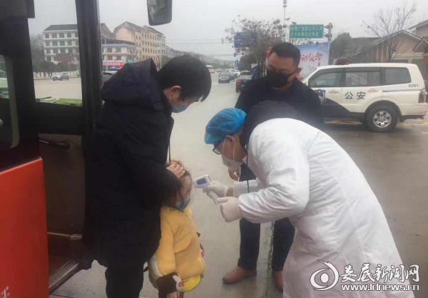 （在高速娄底南出口设立临时交通卫生检疫站，加强出入境人员管控）