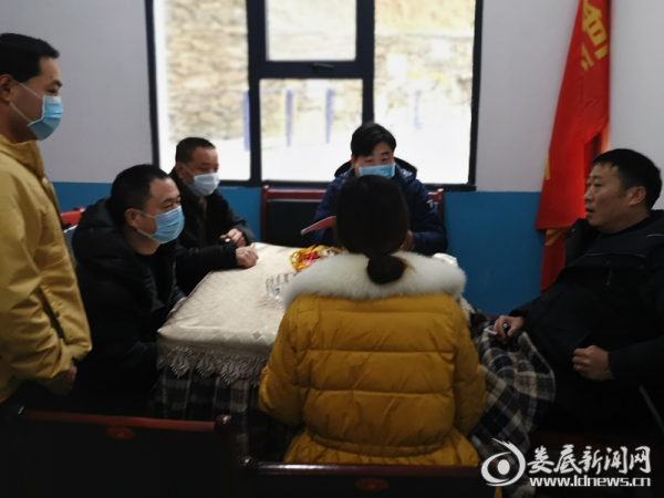 （奉家镇党委书记刘群群在秦人社区督查新型冠状病毒防疫工作）
