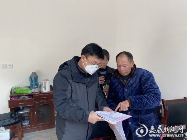 （县委常委、组织部长邓伟在奉家镇双林村督查新型冠状病毒防疫工作）