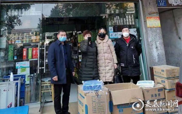 （设备科科长梁丽(右二)接受爱心企业捐赠的疫情防护物资）