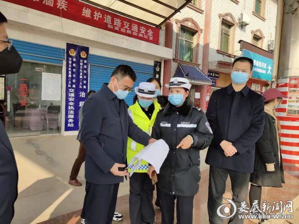 娄底市政协主席姚兵（左一）深入大埠桥办事处大埠村检测点督查疫情防控工作