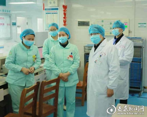 <p>党委书记吴小阶（右二）走访慰问一线医务人员</p>