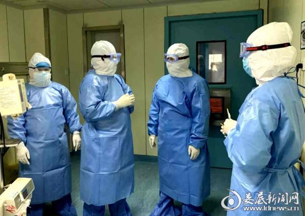 李红辉院长(右二)在隔离病房了解“新冠肺炎”重症患者救治情况，指导疫情救治工作