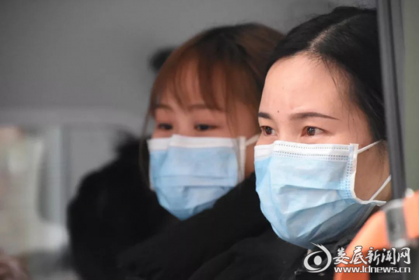 （她们是保卫人民的白衣战士）