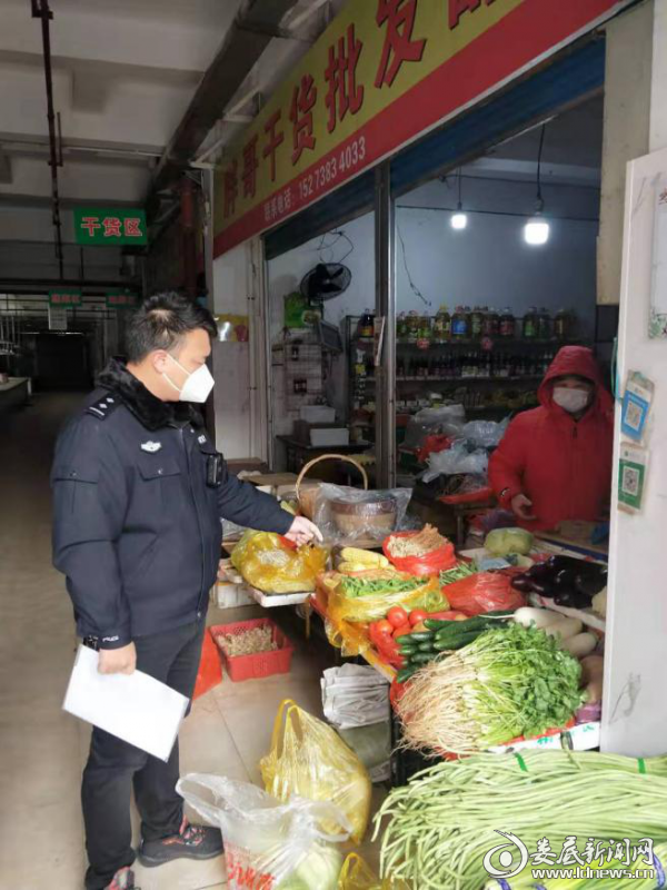 （市森林公安局民警在市场、超市巡查）