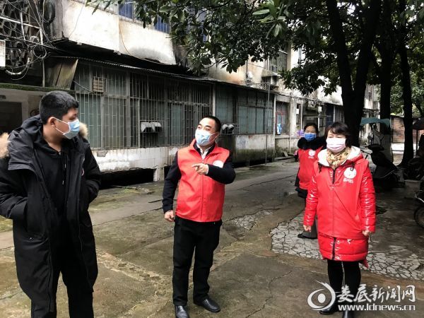 市人大常委会机关“疫情防控”党员志愿突击队在乐坪街道街心社区进行疫情防控宣传