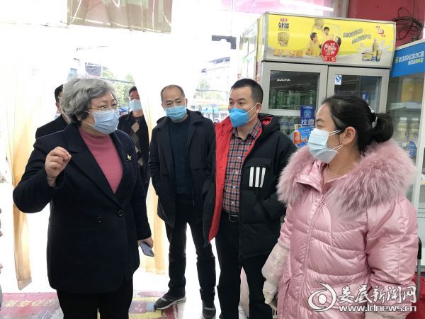 （暗访督导过程中，石艳萍深入斗笠山镇农贸市场、超市和乡镇街道，检查了防控物资保障和商户经营状况，并与市民交流，倾听群众意见、诉求）