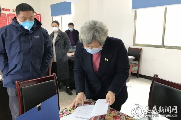 （在枫坪镇三角村村委会，石艳萍详细询问了人员配备、值班值守、村内排查、居家观察等工作情况，详细查看了该村居家隔离管理登记手册，对镇村两级疫情防控各项工作予以肯定）